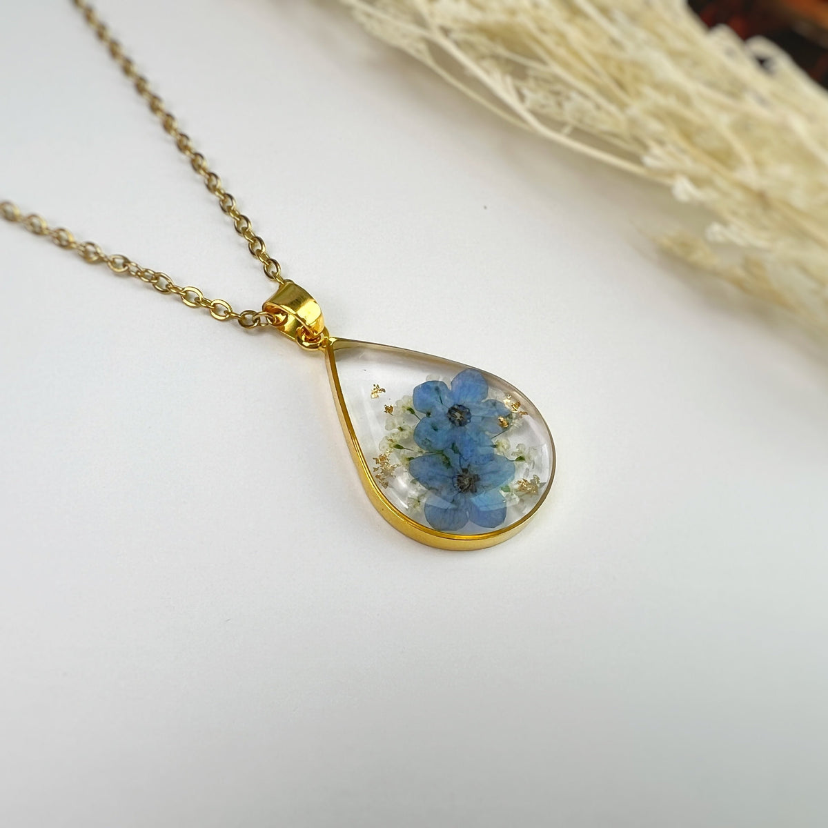 Collar de lágrima de oro