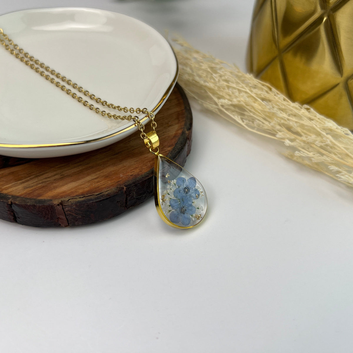 Collar de lágrima de oro