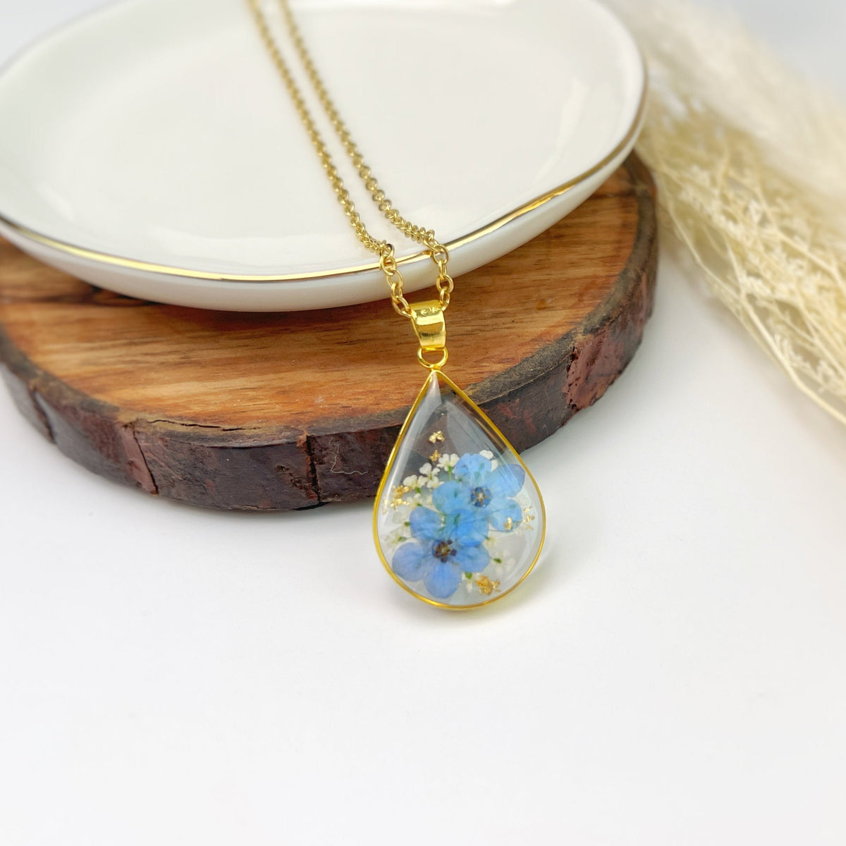 Collar de lágrima de oro