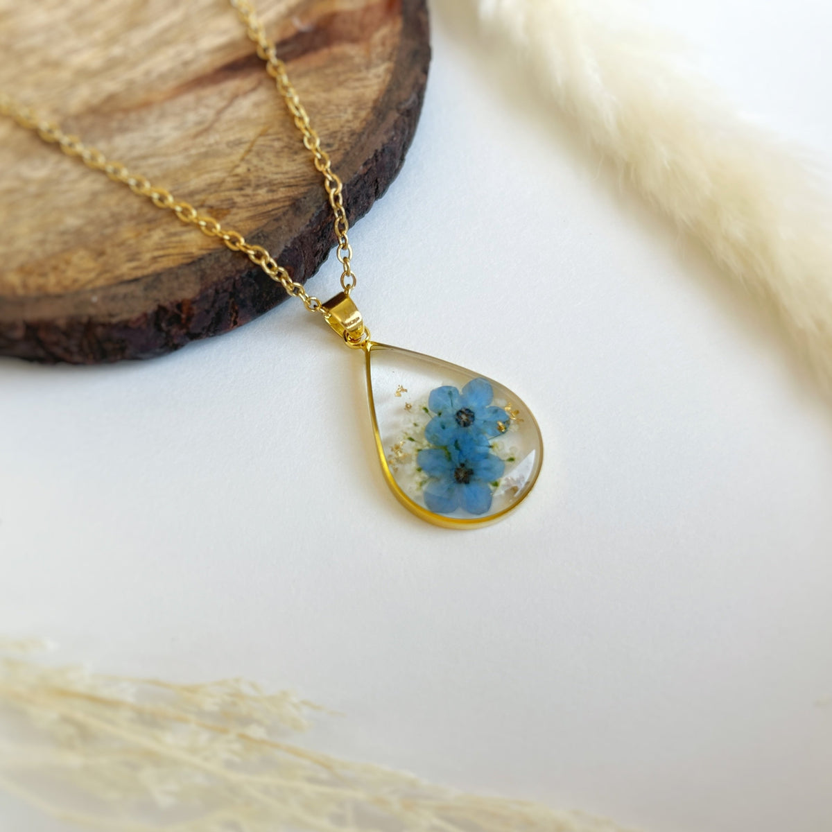 Collar de lágrima de oro